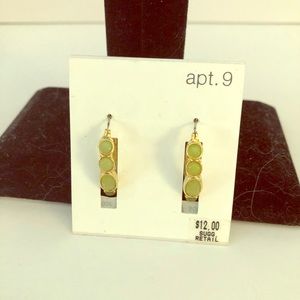 NWT Gold and green stone hoop earrings 💝